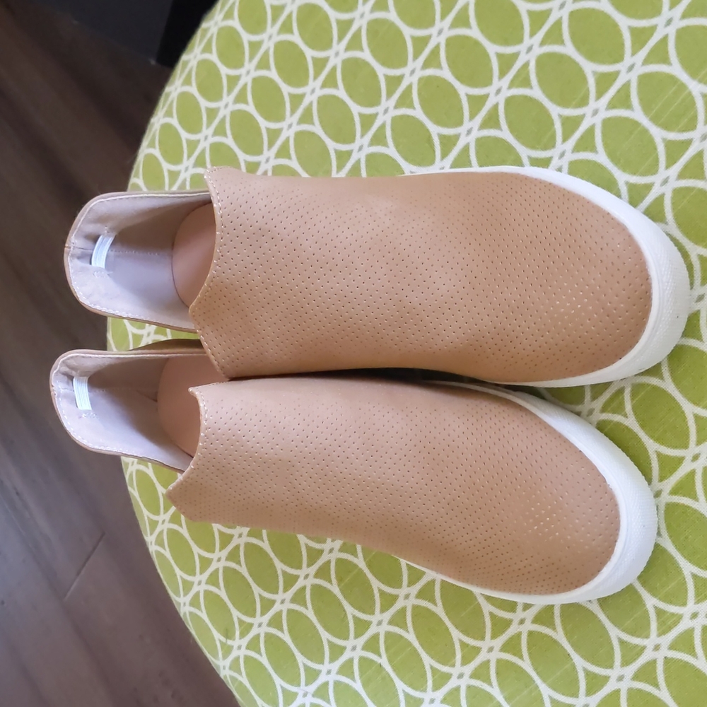 NWOT tan fashion sneakers